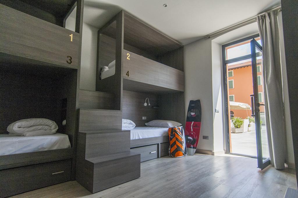 Campione del Garda Surf House Albergue Pieve  Exterior foto